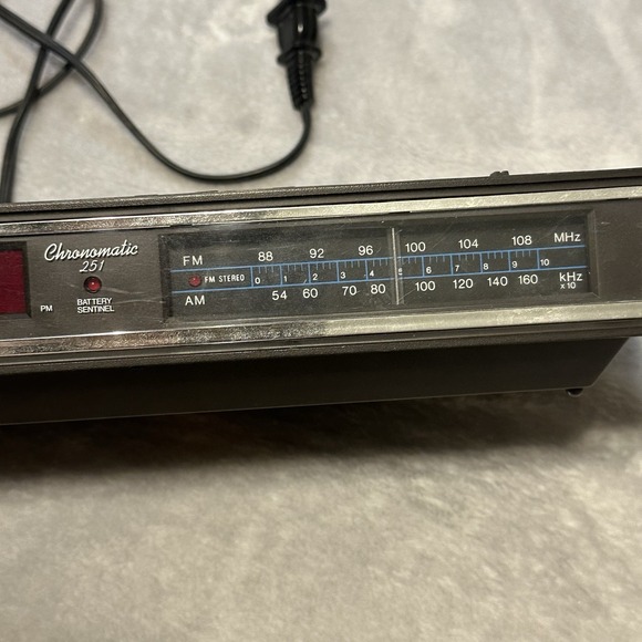 Vintage Realistic Chronomatic 251 Dual Alarm Clock AM/FM Radio #12-1559 Working - Picture 6 of 16